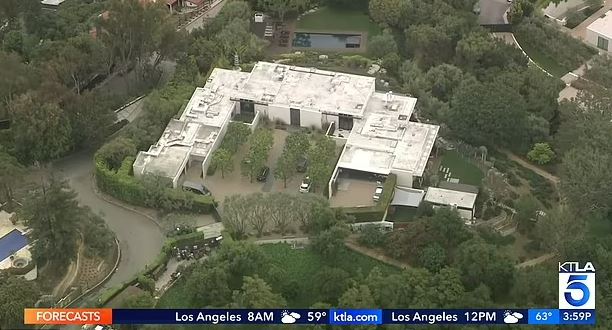 Vista aérea de la casa de Jennifer Aniston después de que un automóvil se estrelló por las puertas.