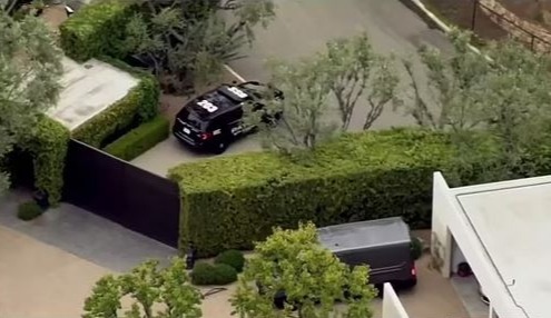 Vista aérea de un auto de policía en la puerta de Jennifer Aniston después de un incidente de seguridad.