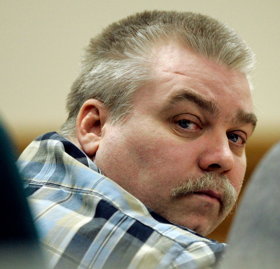 Steven Avery mirando por encima del hombro en la corte.