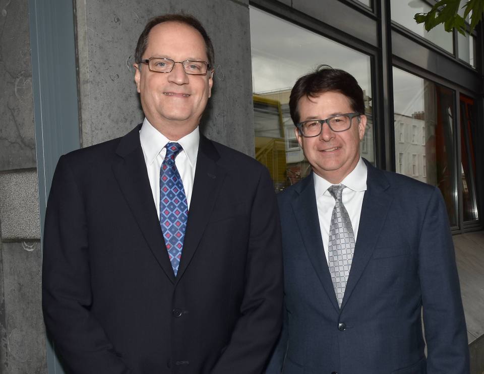Jerry Buting y Dean Strang, abogados defensores de la serie de Netflix *haciendo un asesino *, reciben un premio.