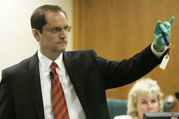 Jerry Buting presentando evidencia en el juicio de Steven Avery.