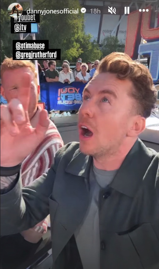 Danny Jones en el set de "¡APUESTA!" con dos coprotagonistas.