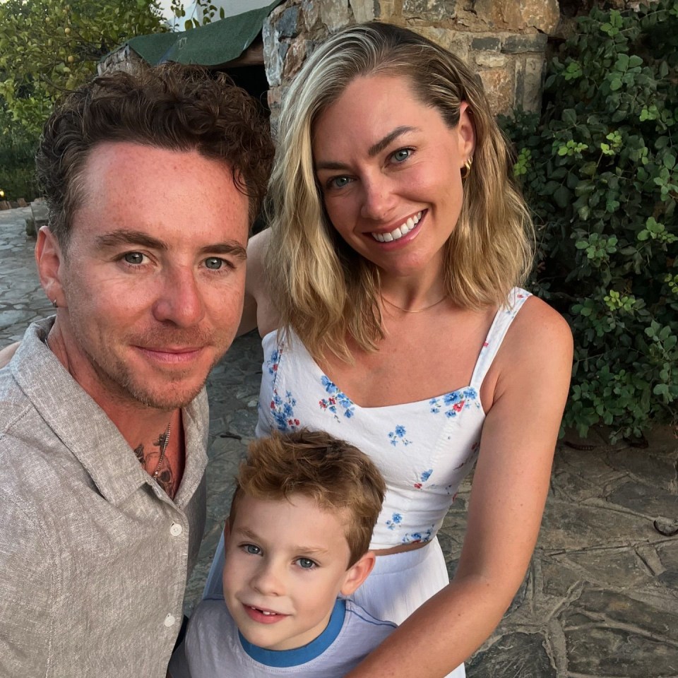 Danny Jones, su esposa Georgia y su hijo.