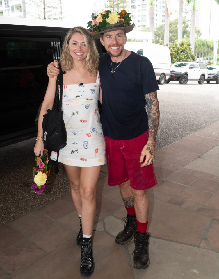 Georgia Horsley y Danny Jones en un hotel.