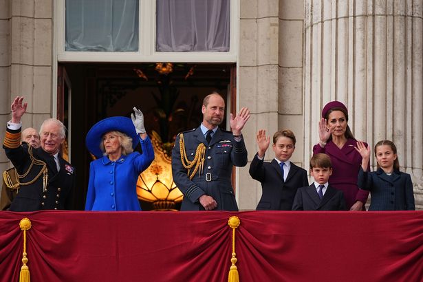 La familia real en el balcón del palacio hoy