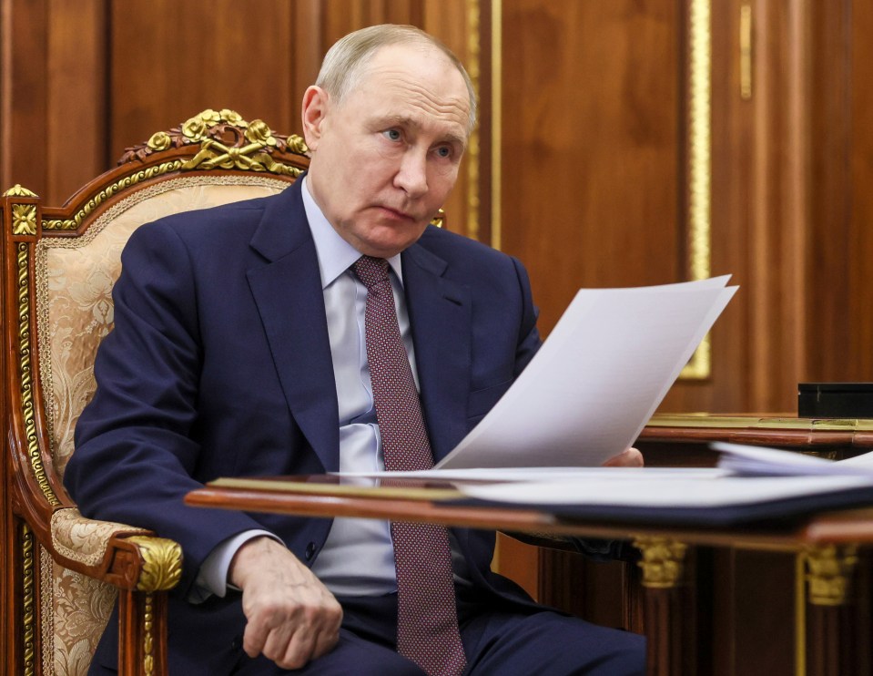 Vladimir Putin revisando documentos.
