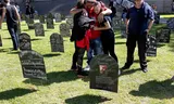 Amigos y familiares de personas que murieron debido a una sobredosis se unen en un Día de los Caídos anuales en Binghamton, Nueva York.