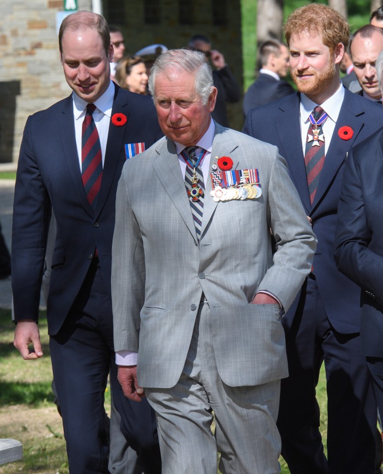 El príncipe Carlos, el Príncipe William y el Príncipe Harry en un evento conmemorativo.