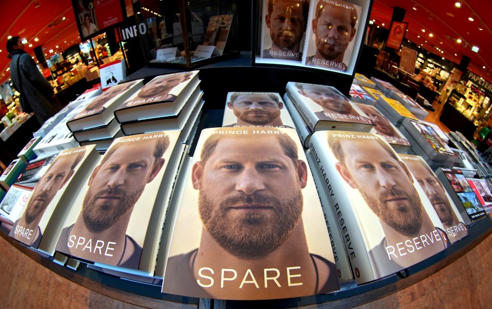 Copias del libro del Príncipe Harry "Repuesto" En exhibición en una librería.