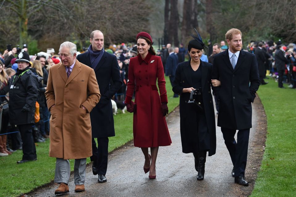 El Príncipe Carlos, el Príncipe William, Kate Middleton, Meghan Markle y el Príncipe Harry llegan a un servicio de Navidad.