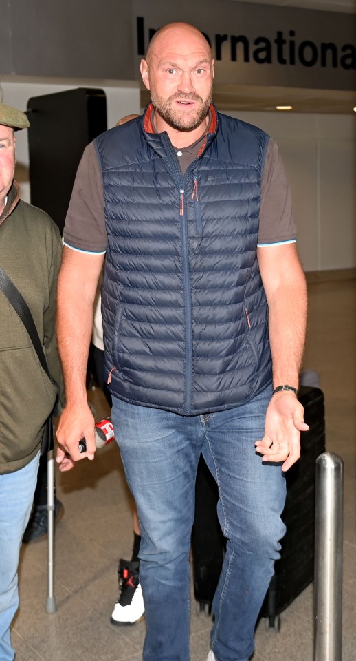 Tyson Fury llegó a un aeropuerto con su padre.