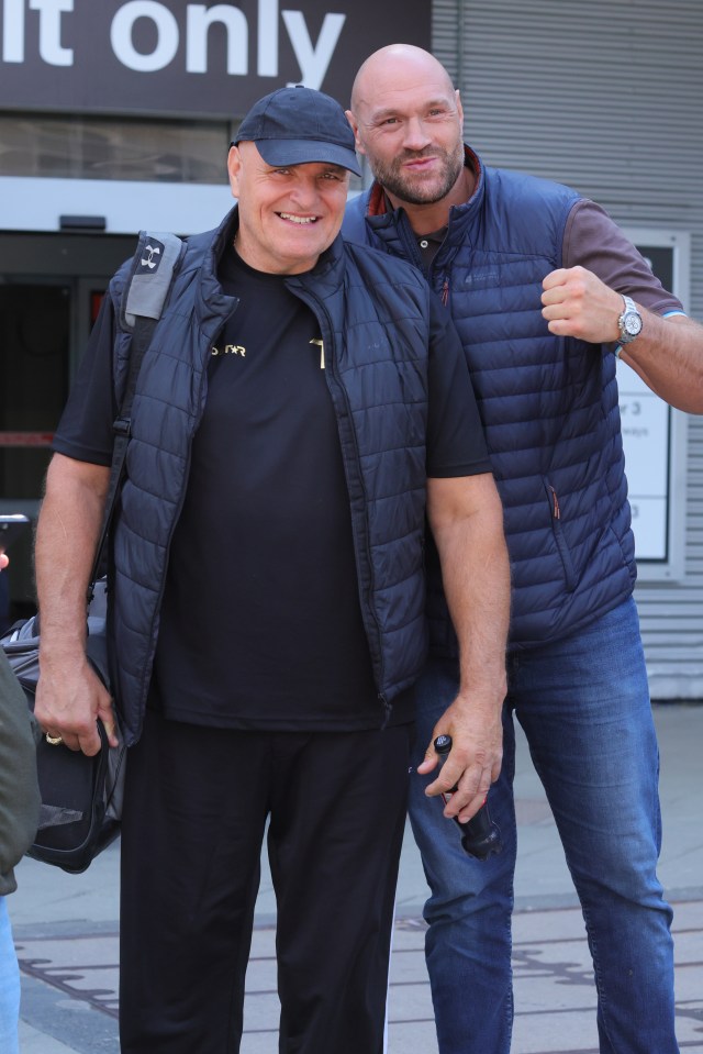 Tyson Fury y su padre, John Fury, en un aeropuerto.