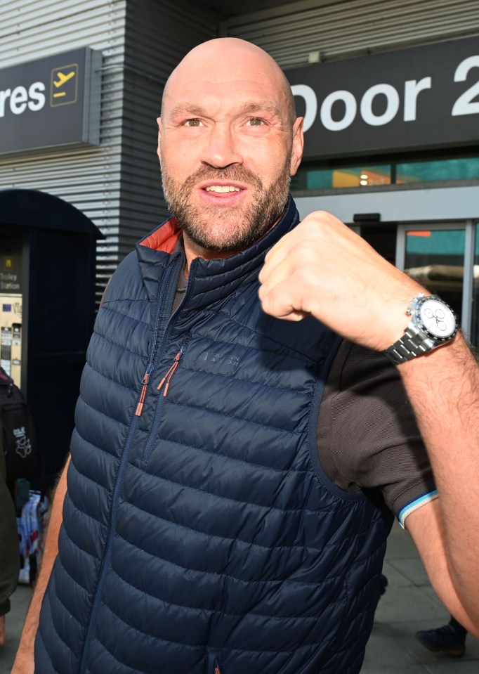 Tyson Fury en un aeropuerto, haciendo un puño.
