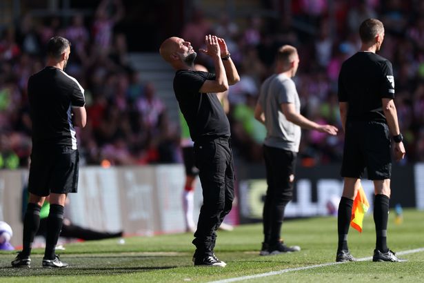 Pep Guardiola reacciona durante un partido de Manchester City
