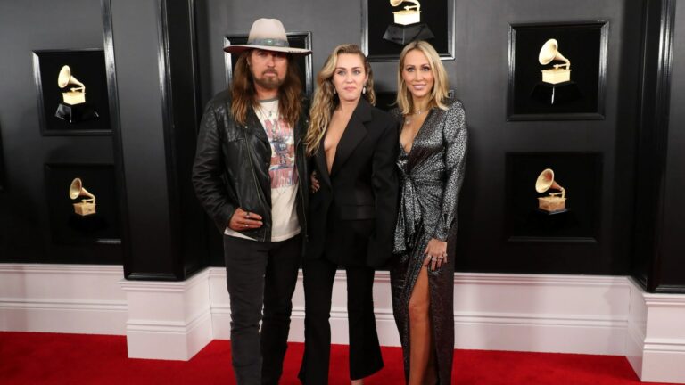 Miley Cyrus comparte una declaración emocional mientras rompe el silencio