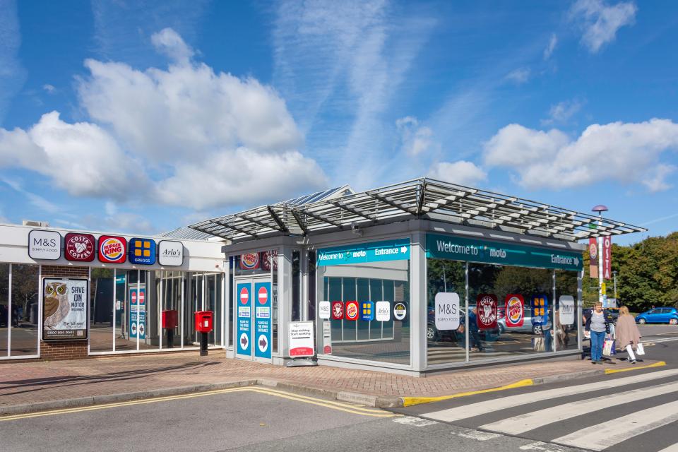 Entrada a los servicios de autopistas de Moto Leigh Delamere con M&S, Costa Coffee, Burger King y Greggs.