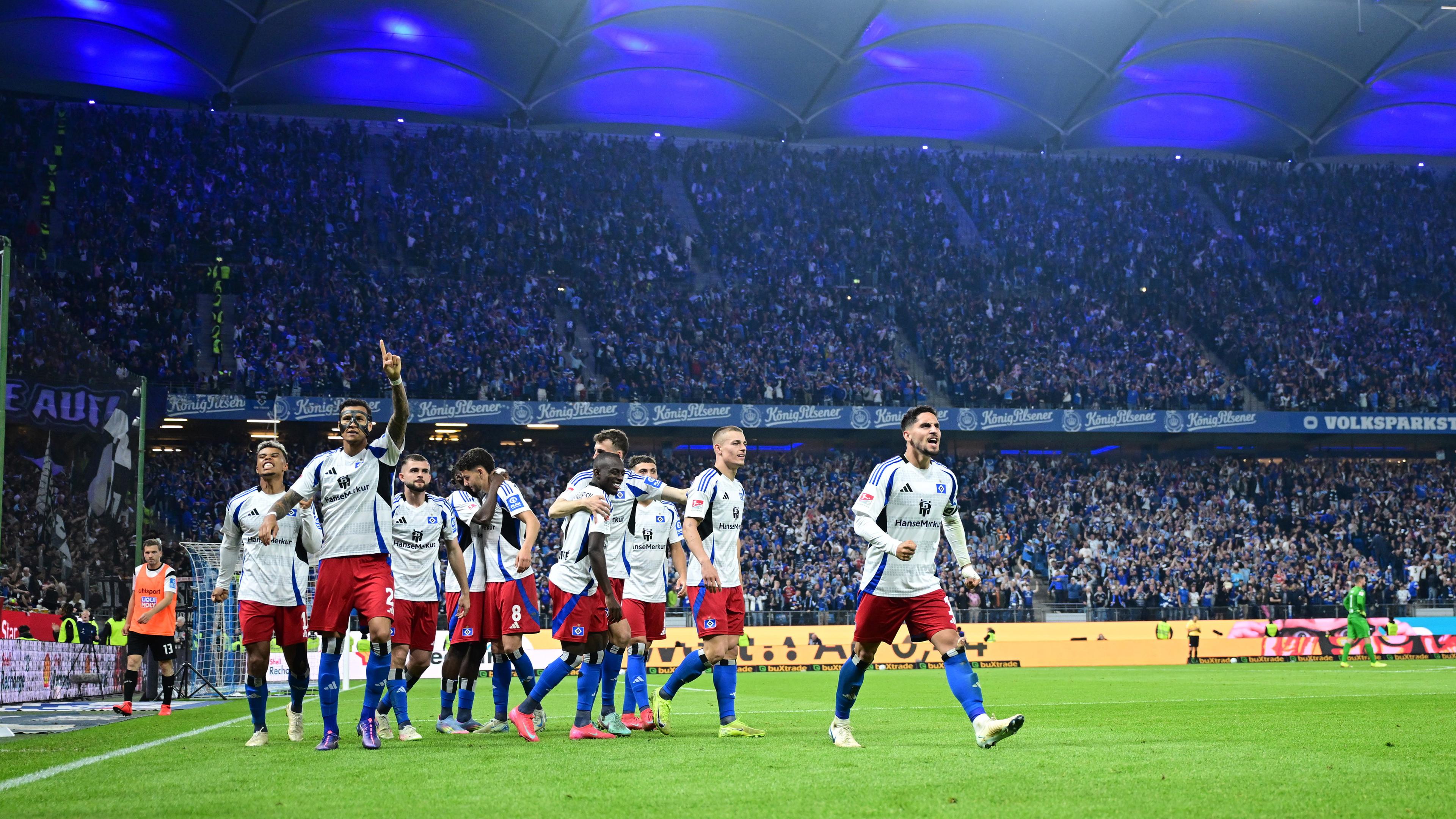 Los jugadores de Hamburgo animan después del gol a 4: 1 contra Ulm el 10 de mayo de 2025.