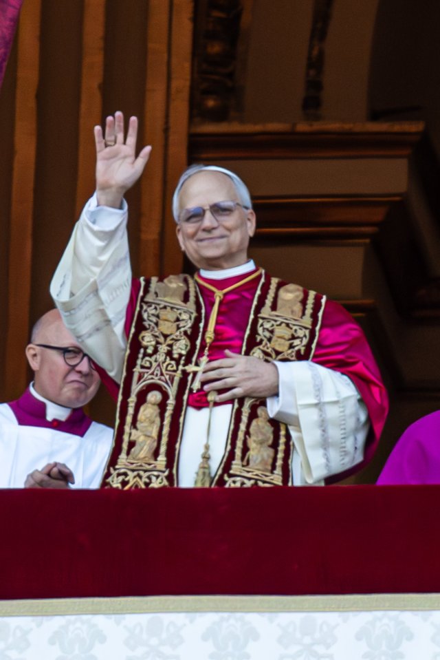 Un cardenal que saluda desde un balcón en la Plaza de San Pedro.