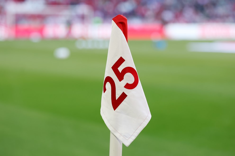 Zu Ehren von Thomas Müller ist bei seinem letzten Heimspiel in der Allianz Arena auf allen Eckfahnen seine Rückennummer 25 zu sehen