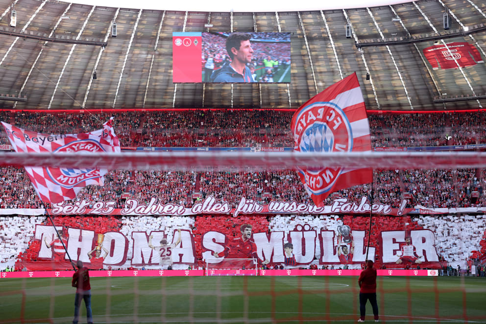 Die Bayern-Fans zeigen vor Anpfiff eine große Müller-Choreo in der Südkurve