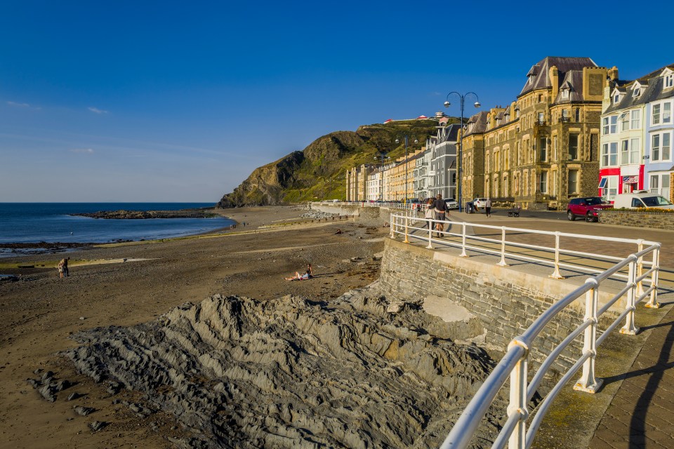 Aberystwyth Seaside Resort Promenade con playa y edificios.