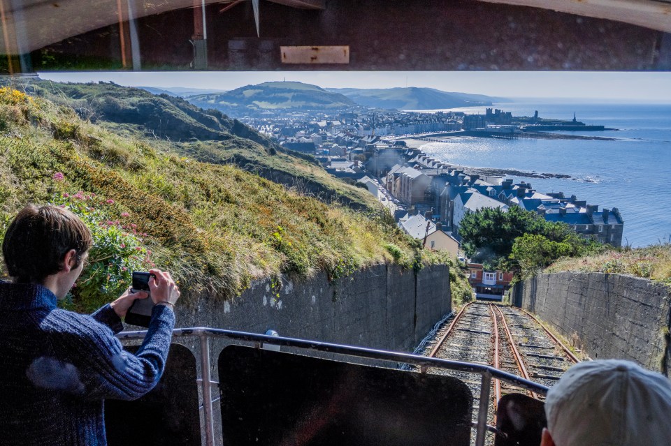 Vista desde un ferrocarril de acantilado en Aberystwyth, Gales, con vistas a la ciudad y la costa.