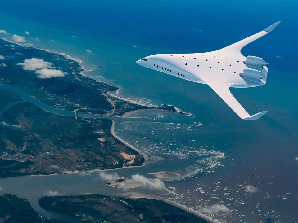 Avión futurista volando sobre el paisaje costero.