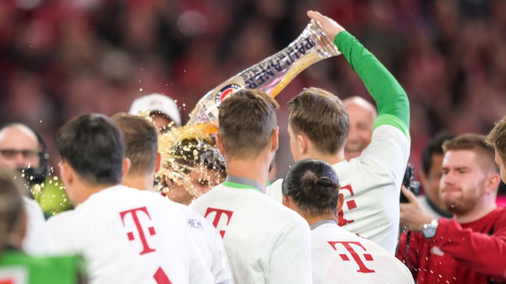 Bierdusche! Manuel Neuer duscht Müller nach dessen Rede