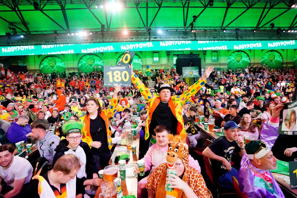 Fans de Darts con disfraces en un campeonato mundial de dardos.