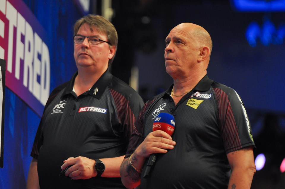 Russ Bray y otro hombre en un evento de Darts.
