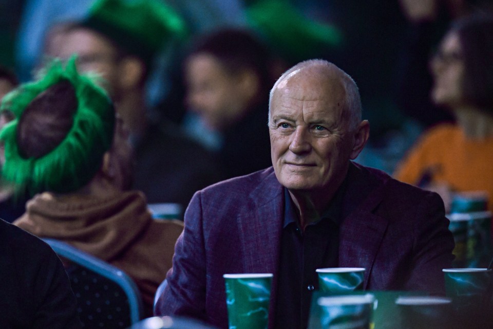 Barry Hearn viendo dardos en el Palacio Alexandra.