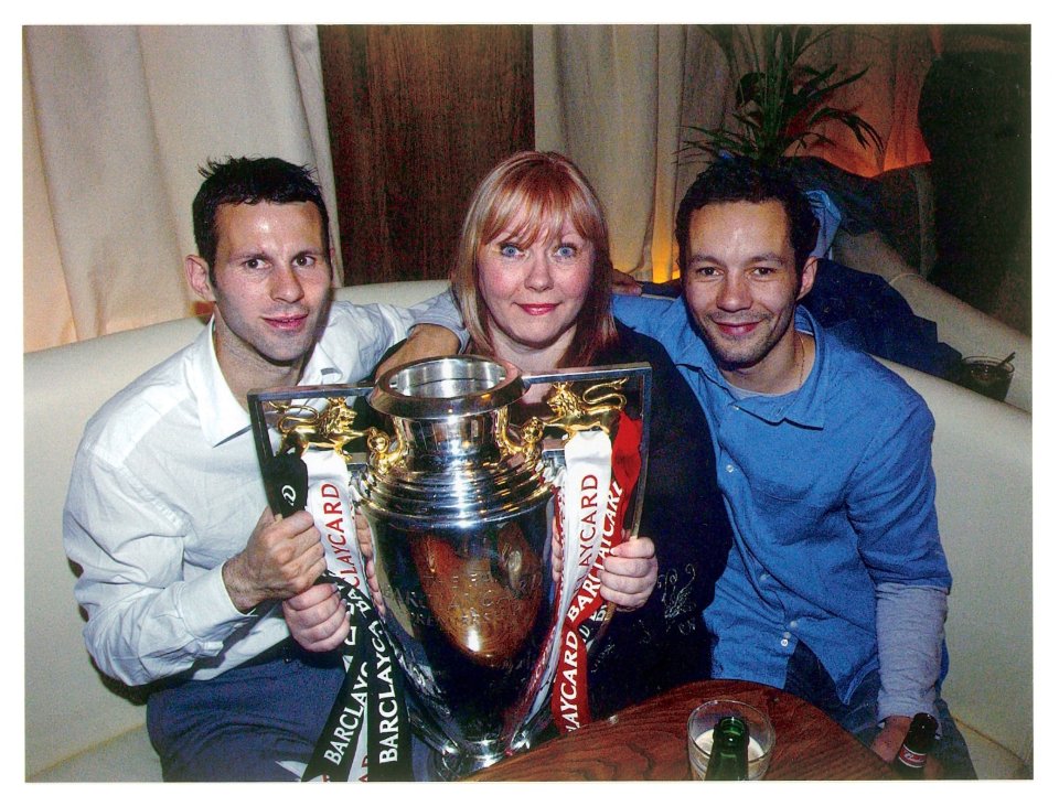 Ryan se rió con su madre y su hermano sosteniendo un trofeo de la Premier League.
