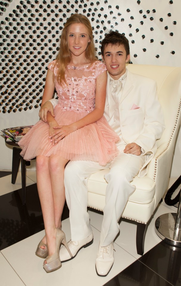 Bella Pendergast y Remy Thorne en un Quinceañera.