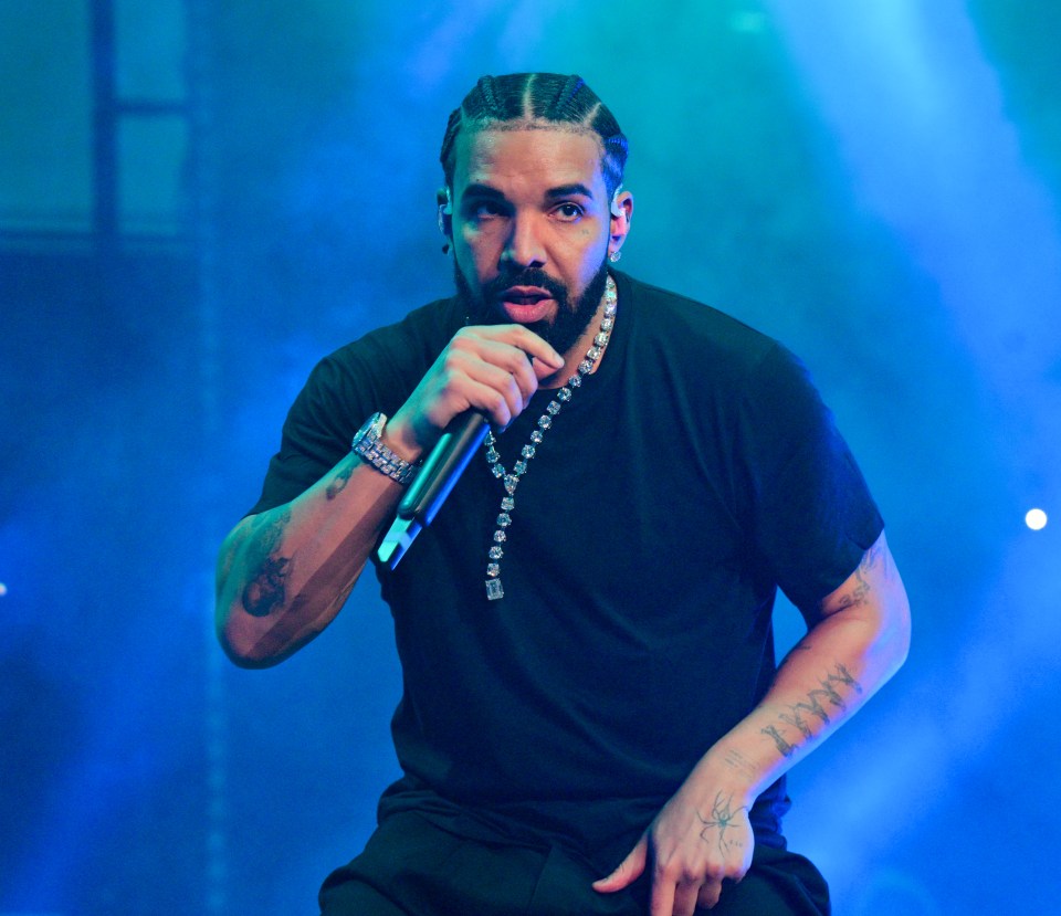 Drake actuando en el escenario.