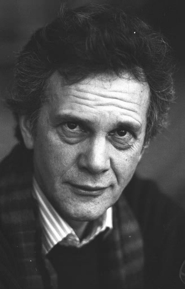 Retrato en blanco y negro del actor Daniel Massey.