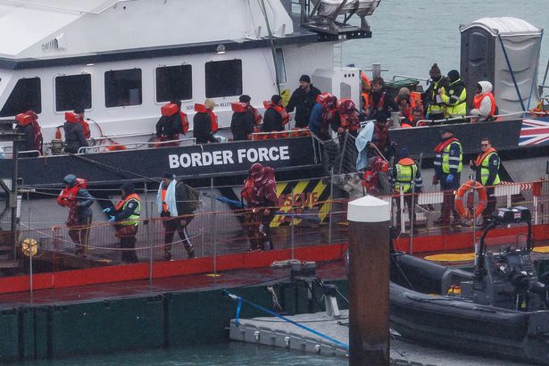 El gobierno se está comprometiendo a derribar un número de cruces de botes de canal