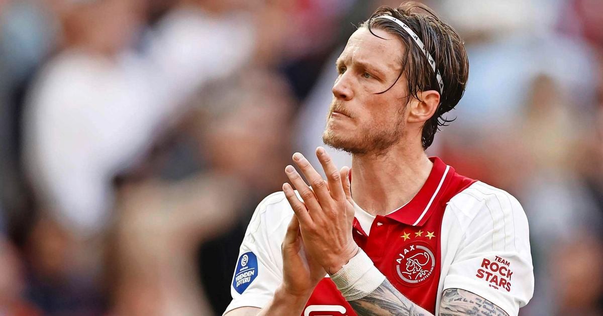 Ajax con Remko Pasveer y Wout Weghorst en la base