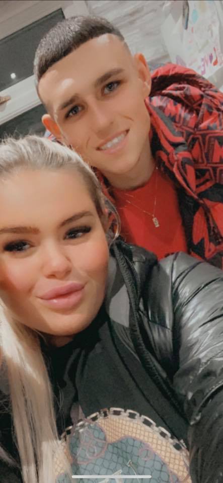 Phil Foden con una mujer.