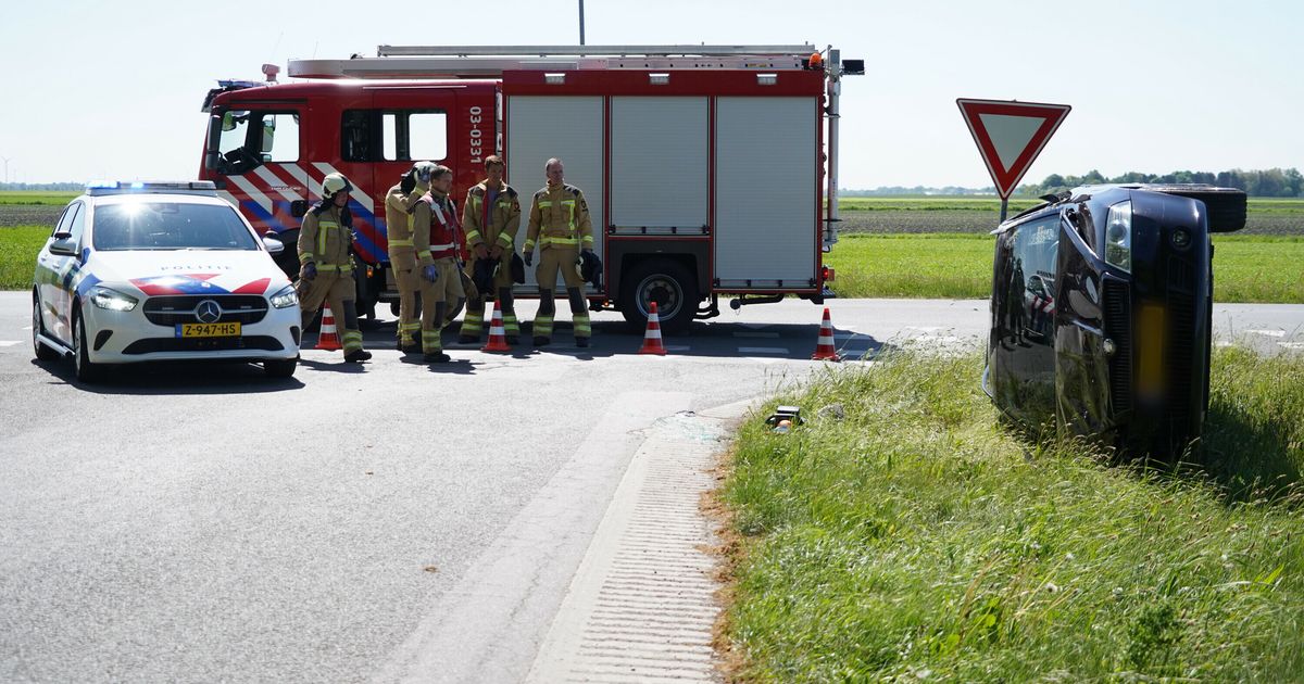 El coche termina en el costado del Groeve