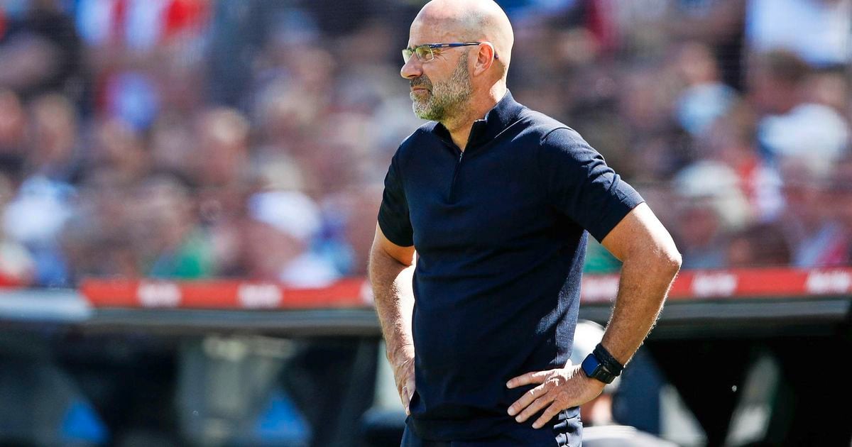 El entrenador de PSV Peter Bosz explica a los jugadores