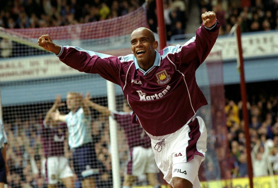 Trevor Sinclair de West Ham United celebra un gol.