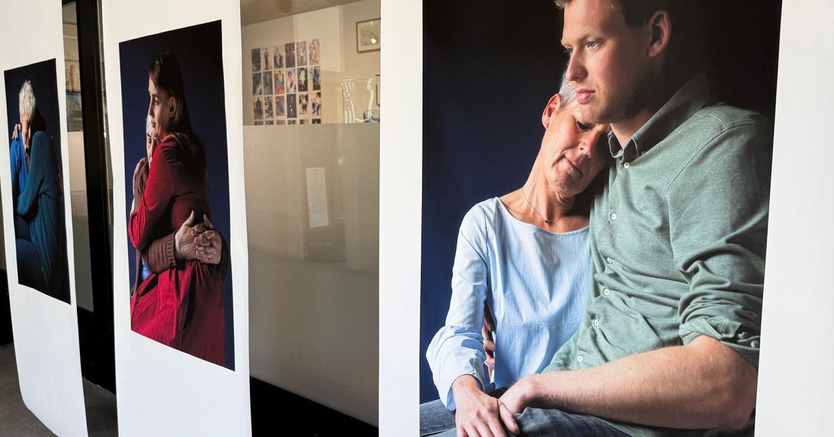 De vuelta en su regazo en Mama: niños adultos fotografiados