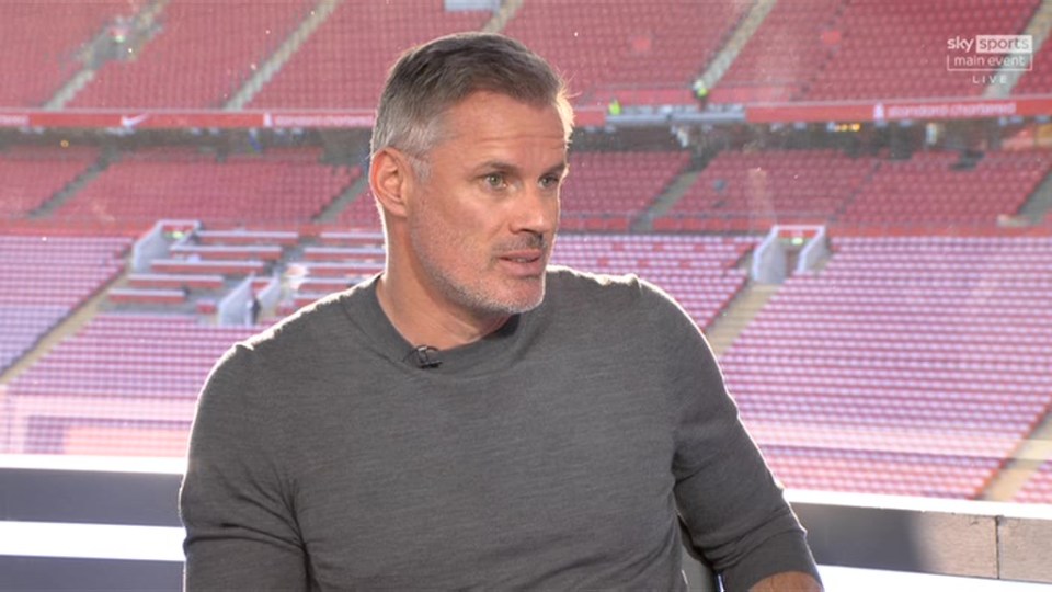 Jamie Carragher Da un análisis experto durante un partido de Liverpool vs Arsenal.