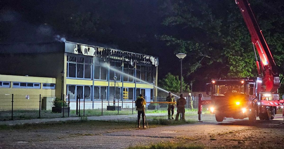 Fuego en el edificio vacante en 'Oude Aquarena' en Emmen