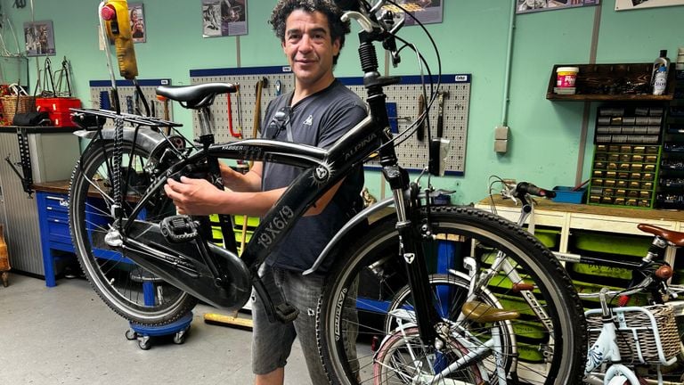 La aplicación de Veldhoven no tiene hogar, pero feliz con su trabajo como reparador de bicicletas (Foto: Foote Foole)