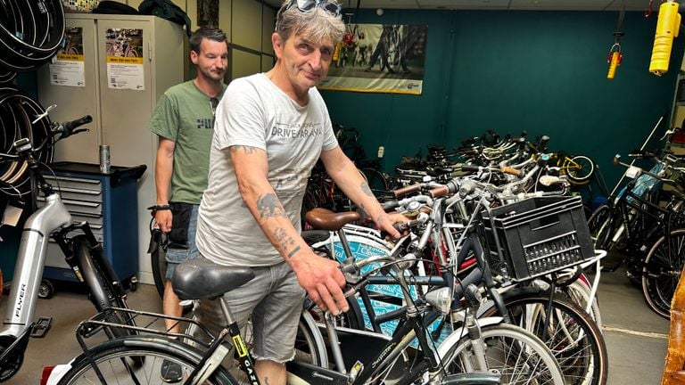 Roland y Nico de Eindhoven estaban sin hogar, pero ahora están activos como reparador de bicicletas (Foto: Foole de piso)