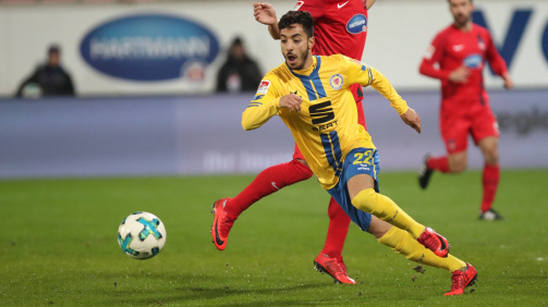 Salim Khelifi en la camiseta de Eintracht Braunschweig Salim Khelifi en la camiseta de Eintracht Braunschweig