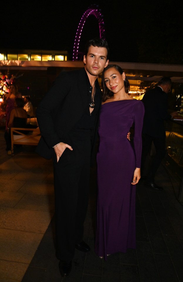 Luke Newton y Antonia Roumelioti en los premios BAFTA Television Awards.