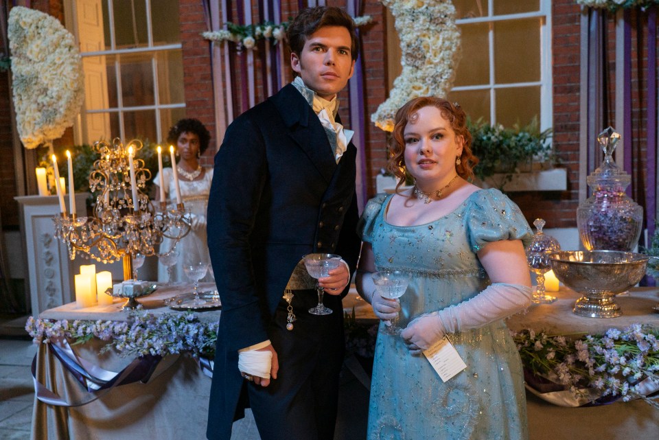 Luke Newton como Colin Bridgerton y Nicola Coughlan como Penélope Featherington en Bridgerton.