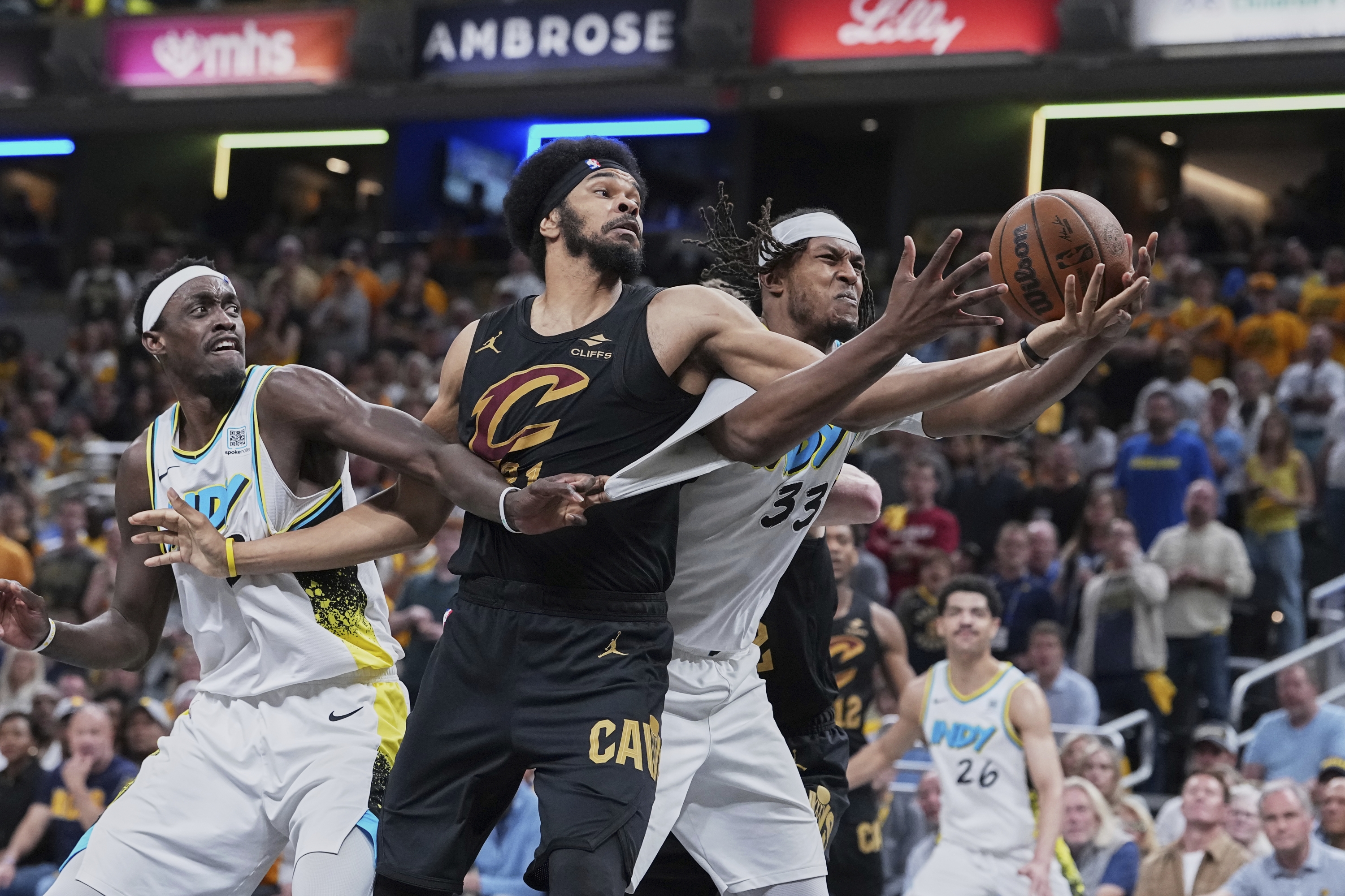El centro de los Cleveland Cavaliers, Jarrett Allen, lucha por la pelota entre el centro de Indiana Pacers Myles Turner (33) y el delantero Pascal Siakam en la primera mitad del Juego 4 en las semifinales de la Conferencia Este de los playoffs de baloncesto de la NBA en Indianapolis, domingo 11 de mayo, 2025. (AP Poto/Michael Conroy)